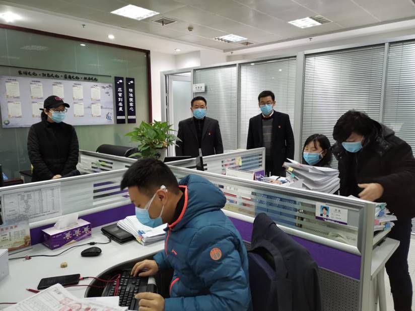 光大银行武汉分行：我们都在，，加油武汉！ 