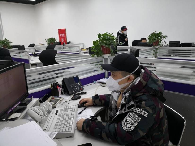 光大银行武汉分行：我们都在，，加油武汉！ 